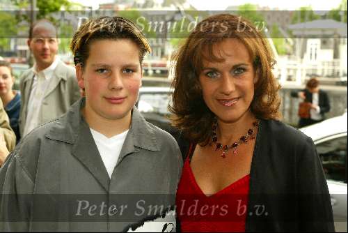 Amsterdam 7 juli 2002
Premiere Noord Koreaans staats circus
Cilly Dartell met zoon