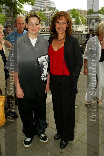 Amsterdam 7 juli 2002
Premiere Noord Koreaans staats circus
Cilly Dartell met zoon