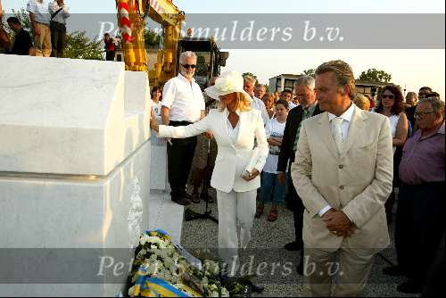Valdesano 21 juli 2002
Begrafenis Pim Fortuyn.
Graf pim fortuyn   Connie Breukhoven en Hans Breukhoven