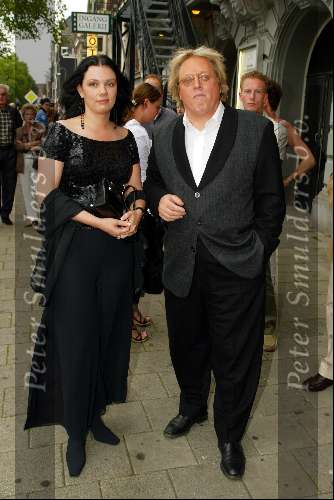 Amsterdam 7 juli 2002
Premiere Noord Koreaans staats circus
Eddy  Ouwens met vriendin
