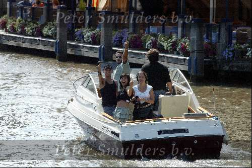 Amsterdam 27 juli 2002
Georgina Verbaan met vriend Daniel Louis Rivas op boot.
Middelvinger opsteken