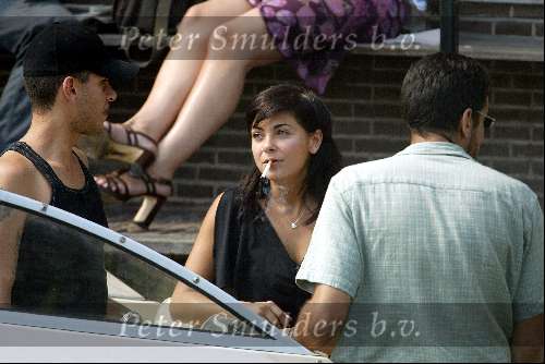 Amsterdam 27 juli 2002
Georgina Verbaan met vriend Daniel Louis Rivas op boot.
Ordinair rokend