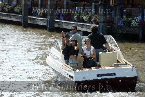 Amsterdam 27 juli 2002
Georgina Verbaan met vriend Daniel Louis Rivas op boot.
Met middelvinger omhoog