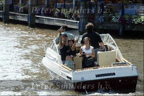 Amsterdam 27 juli 2002
Georgina Verbaan met vriend Daniel Louis Rivas op boot.
Met middelvinger omhoog