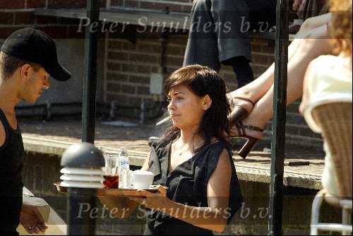 Amsterdam 27 juli 2002
Georgina Verbaan met vriend Daniel Louis Rivas op boot.
Ordinair een sigaret rokend tatoeage