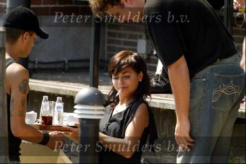 Amsterdam 27 juli 2002
Georgina Verbaan met vriend Daniel Louis Rivas op boot.
Ordinair een sigaret rokend tatoeage
