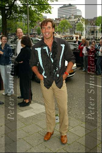Amsterdam 7 juli 2002
Premiere Noord Koreaans staats circus
Gerard Joling