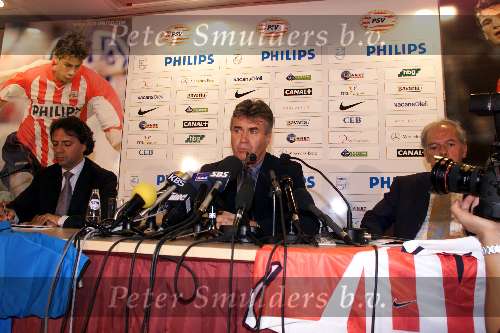 Eindhoven, 7 juli 2002
Kontraktondertekening Guus Hiddink ( 2 jaar )
links op de foto Pedro Salazar en rechts voorzitter Harry v Raaij