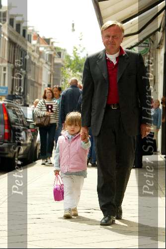 Amsterdam 6 juli 2002
Harry Mens met zijn jongste dochtertje op de PC Hooftstraat