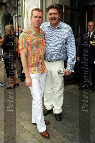 Amsterdam 7 juli 2002
Premiere Noord Koreaans staats circus
Henk Krol met vriend