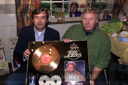 Blaricum, 8 juni 1999
Uitreiking CD van Koos Alberts
Op de foto Koos Alberts met met direkteur Arcade Herman Heinsbroek