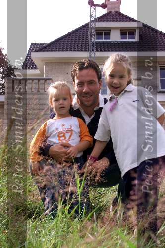 Tilburg 12 juli 2002
Jean Paul v Gastel samen met zijn twee dochters voor het nieuwe huis wat ze aan het bouwen zijn