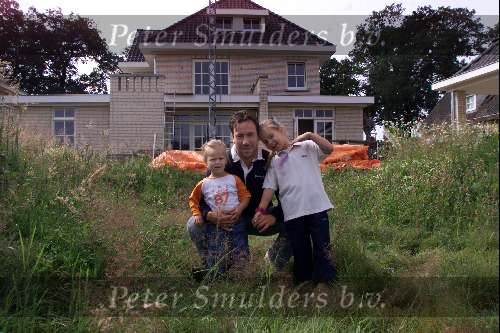 Tilburg 12 juli 2002
Jean Paul v Gastel samen met zijn twee dochters voor het nieuwe huis wat ze aan het bouwen zijn
