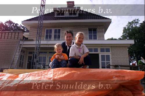 Tilburg 12 juli 2002
Jean Paul v Gastel samen met zijn twee dochters voor het nieuwe huis wat ze aan het bouwen zijn