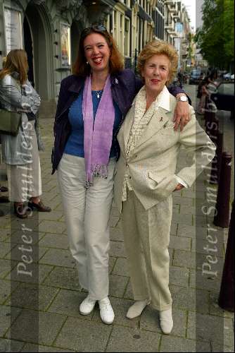 Amsterdam 7 juli 2002
Premiere Noord Koreaans staats circus
Jetty Pearl met dochter