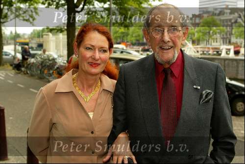 Amsterdam 7 juli 2002
Premiere Noord Koreaans staats circus
Joop Doderer  met vrouw