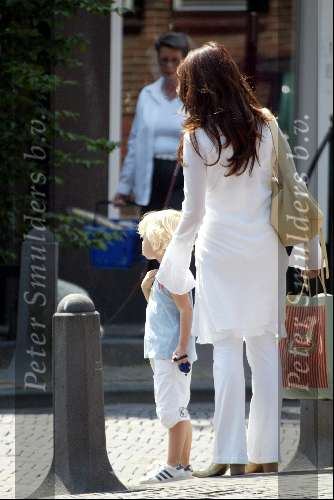 Laren 27 juli 2002
Leontine Borsato zwanger met Luca