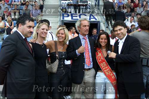 Jorge Castro met Miss Belgie voor aanvang van de wedstrijd RC Genk-PSV


PETE