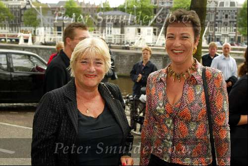 Amsterdam 7 juli 2002
Premiere Noord Koreaans staats circus
Nelly Frijda met vriendin