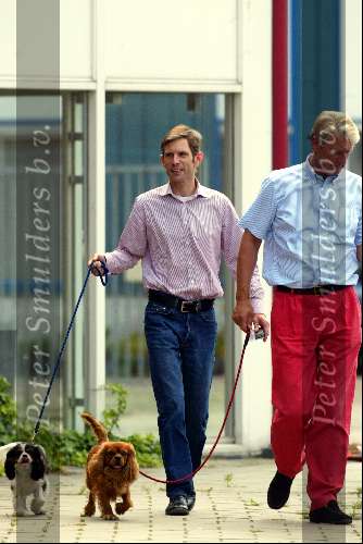 Rotterdam 18 juli 2002
Butler Herman van Pim Fortuyn met de hondjes