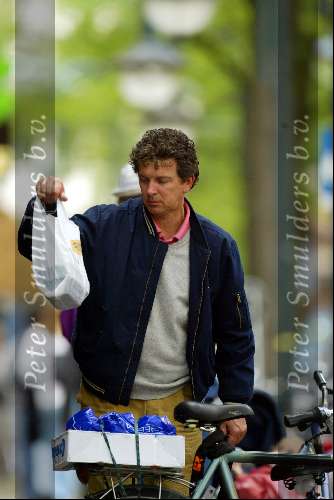Amsterdam 2 juli 2002
Robert ten Brink doet boodchappen op de fiets