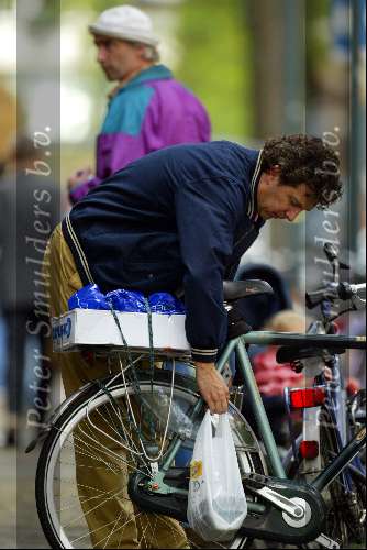Amsterdam 2 juli 2002
Robert ten Brink doet boodchappen op de fiets