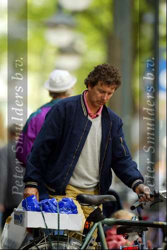 Amsterdam 2 juli 2002
Robert ten Brink doet boodchappen op de fiets