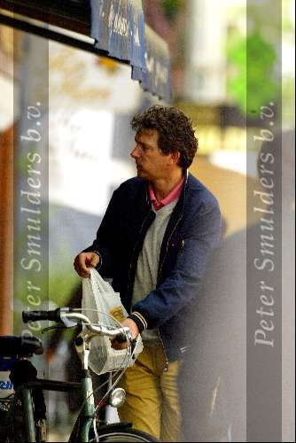Amsterdam 2 juli 2002
Robert ten Brink doet boodchappen op de fiets