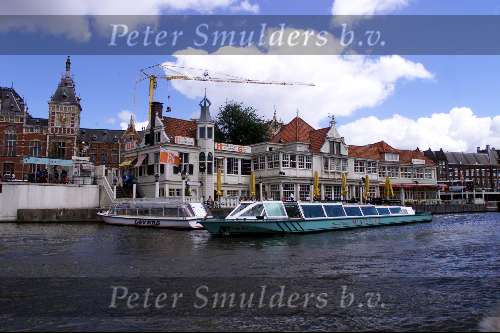 Amsterdam, 24 Juli 2002
Koffiehuis bij Centraal Station met op de voorgrond de rondvaartboten Skoepenroute
Achtergrond Centraal Station