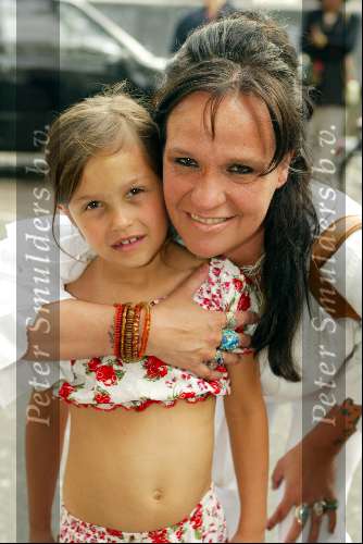 Amsterdam 7 juli 2002
Premiere Noord Koreaans staats circus
Sandra Brood met dochtertje Lola