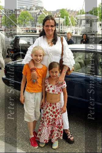 Amsterdam 7 juli 2002
Premiere Noord Koreaans staats circus
Sandra Brood met dochtertje Lola