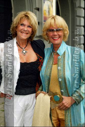 Amsterdam 7 juli 2002
Premiere Noord Koreaans staats circus
Sheila de Vries met Astrid Engels