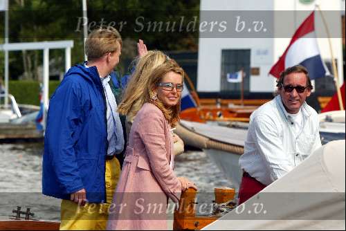 Kaagdorp 11 juli 2002
Prins Willem Alexander en Maxima krijgen boot
Theo Dietz en zijn vrouw