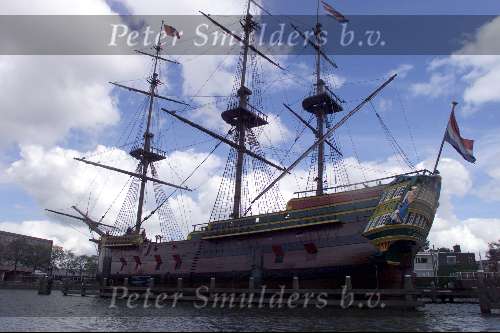 Amsterdam, 24 Juli 2002
Het scheepvaartmuseum met op de voorgrond het VOC Schip
Sloepenroute