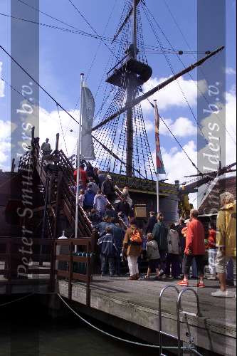 Amsterdam, 24 Juli 2002
Het scheepvaartmuseum met op de voorgrond het VOC Schip
Sloepenroute
