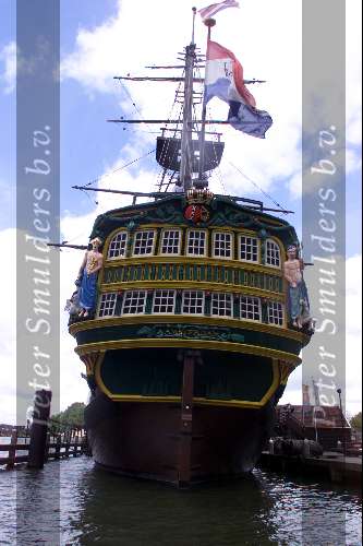 Amsterdam, 24 Juli 2002
Het scheepvaartmuseum met op de voorgrond het VOC Schip
Sloepenroute