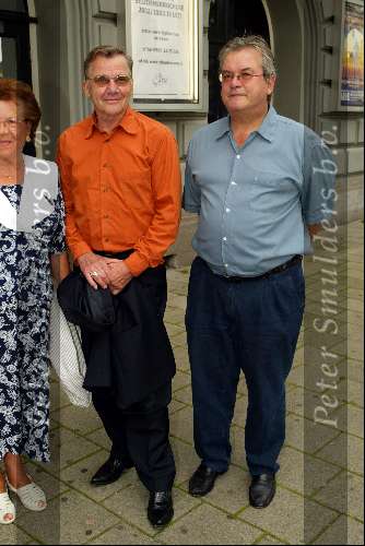 Amsterdam 7 juli 2002
Premiere Noord Koreaans staats circus
Willem Nijholt met vriend