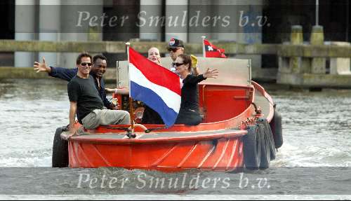 Amsterdam 16 juli 2003
Ans Marcus en George Benson varen op boot in amsterdamse grachten