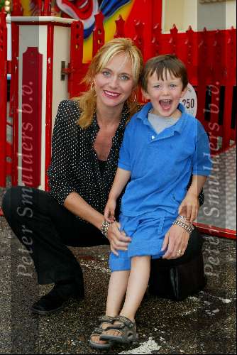 Amsterdam 8 juli 2003
Premiere circus Renz bij de RAI
Ariane Spier met zoontje