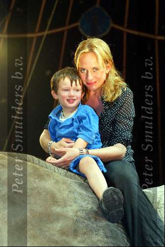 Amsterdam 8 juli 2003
Premiere circus Renz bij de RAI
Ariane Spier met zoontje op olifant