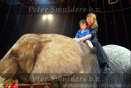 Amsterdam 8 juli 2003
Premiere circus Renz bij de RAI
Ariane Spier met zoontje op olifant