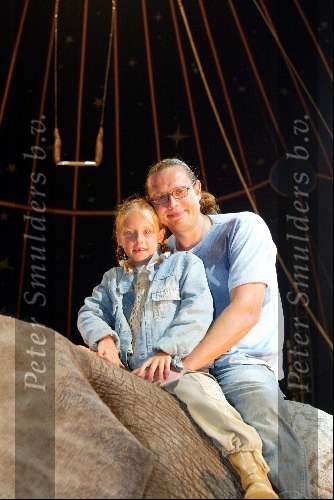 Amsterdam 8 juli 2003
Premiere circus Renz bij de RAI
Dennis Mulder met dochtertje op olifant