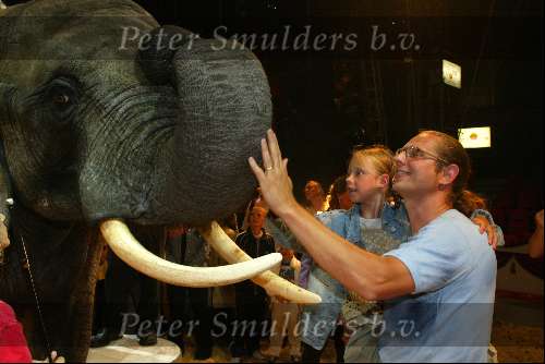 Amsterdam 8 juli 2003
Premiere circus Renz bij de RAI
Dennis Mulder met dochtertje bij olifant