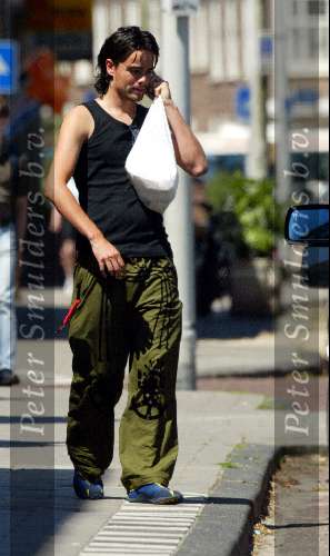 Scheveningen 15 juni 2003
Dinand Woesthof doet boodschappen met gsm