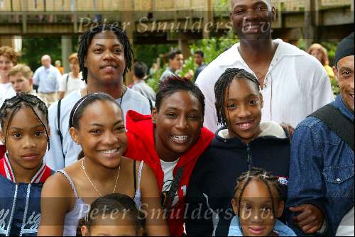 Wassenaar 8juli 2003
Nieuwe show in duinrell
Edsilia Rombley met familie