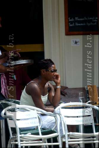 Amsterdam 21 juli 2003
Edsilia Rombley  op terras met gsm