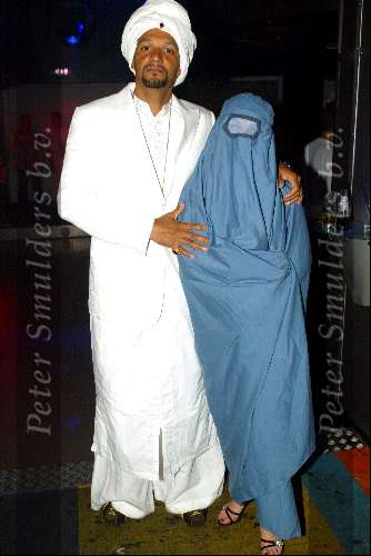 Zaandam 4 juli 2003
Ellen v Rijn met vriend gesluierd