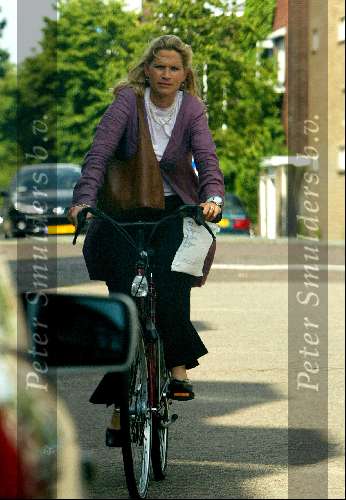 Den Haag 1 juli 2003
Emily Bemers na de geboorte van haar zoon op de fiets