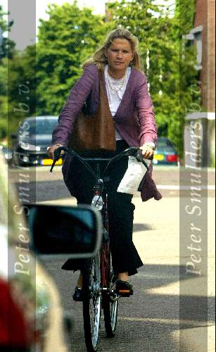 Den Haag 1 juli 2003
Emily Bemers na de geboorte van haar zoon Oop de fiets