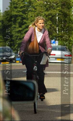 Den Haag 1 juli 2003
Emily Bemers na de geboorte van haar zoon Oop de fiets